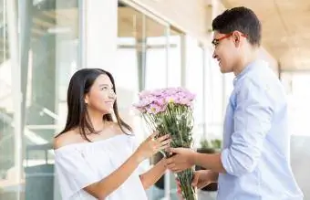 Tenåring som gir blomsterbukett til kjæresten