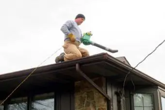 Mees katusel puhastab vihmaveerennid