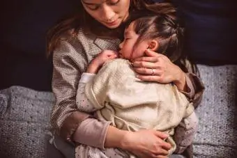 mamá durmiendo una siesta con un niño pequeño