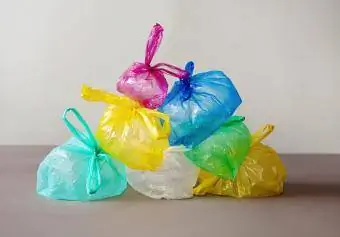 En stak farverige plastikposer