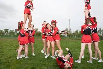 Gevallen cheerleader tijdens routine