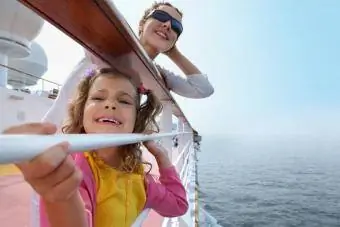 Motina ir dukra keliauja kruiziniu laivu