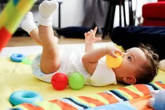 دختر بچه با اسباب بازی ها بازی می کند