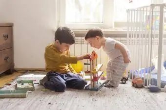 Брат и сестра играют вместе с деревянной игрушкой