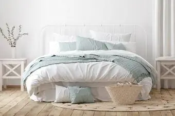 Intérieur de chambre de ferme clair avec mur blanc