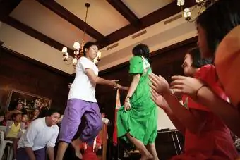 Danseurs folkloriques philippins; copyright Cafebeanz Company sur Dreamstime.com