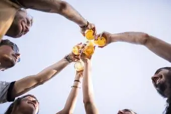 Grupa mladih ljudi koji navijaju za pivo