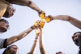 Grupo de jovens torcendo por cervejas