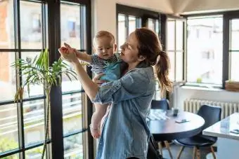 un garçon et sa mère s'amusent à la maison