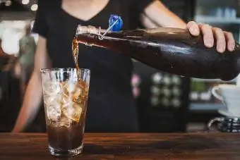 imitasyon Kahlua recipe na nakaimbak sa isang bote