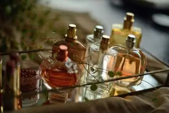 plateau miroir avec bouteilles de parfum