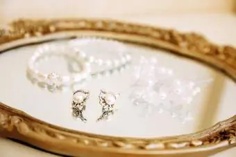 zrkadlová márnosť so šperkami