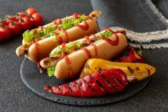 hotdogs ሰላጣ እና ኬትጪፕ ጋር