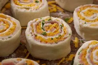 Npaj Ham thiab Cheese Pinwheels