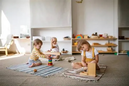 Jardín de infantes montessori con niños