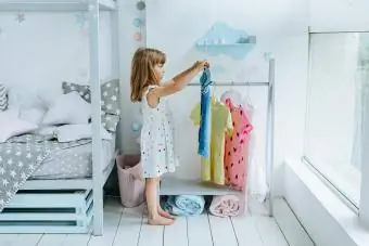 dziecko wybiera ubrania