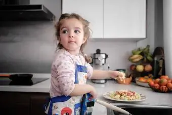 enfant aidant dans la cuisine