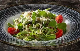 Purslane Salad nrog Lentils thiab Feta Cheese