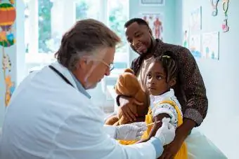 Petite fille se faisant vacciner