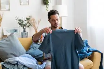 mężczyzna sortujący pranie
