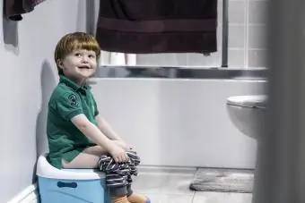 Mutlu Sevimli Kızıl Saçlı Küçük Çocuk Tuvalet Eğitimi