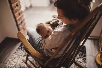 Mama i beba u stolici za ljuljanje
