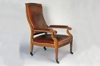 Sillón Voltaire de madera clara estilo Louis Philippe con ruedas