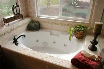 jetted tub sa banyo