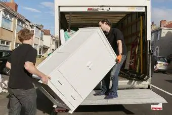 Hombres levantando una cómoda en una camioneta