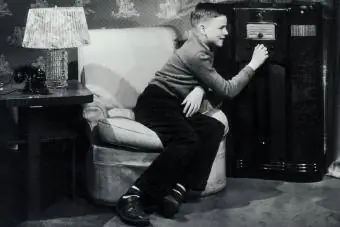 1950'lerde radyo ayarlayan genç çocuk