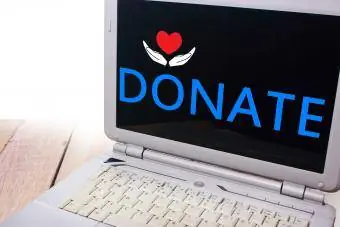 Laptop med ordet donere på skærmen