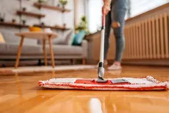تنظيف المنزل باستخدام وسادة الممسحة المبللة المصنوعة من الألياف الدقيقة