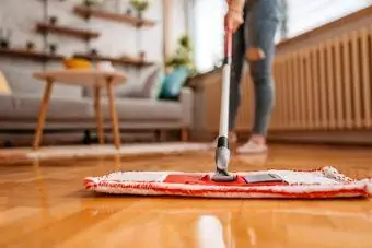 Limpieza de la casa con trapeador húmedo de microfibra