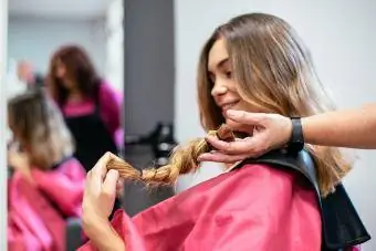 Женщина жертвует волосы