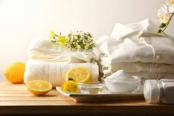 sitruuna, ruokasooda ja puhdas pyykki