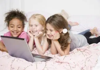 Çevrimiçi eğlenceyi izleyen kızlar