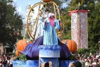 Disney Parks Christmas Day Parade - Askungen