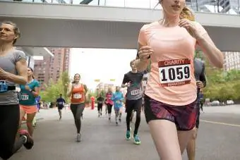 Coureurs de marathon courant dans la rue urbaine