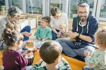 Nens i mestres jugant i fent música a la llar d'infants
