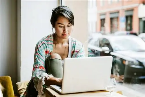 Bolsas de estudo para as quais alunos com pais falecidos podem ser elegíveis