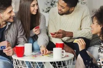 Amigos felizes jogando cartas UNO