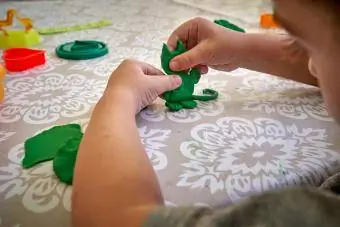 Глина за ръчна детска игра у дома