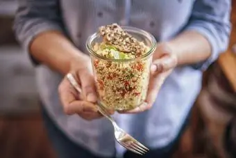 Sveikos kvinojos salotos stiklainyje