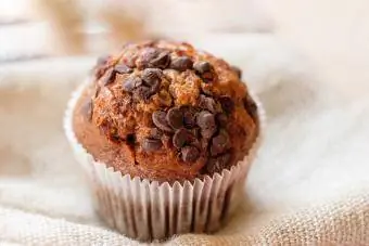 Muffin caseiro com gotas de chocolate