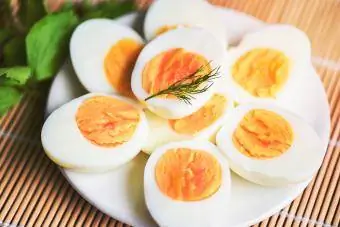 მოხარშული კვერცხი თეთრ თეფშზე