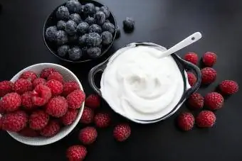 Jogurt v skledi z žlicami