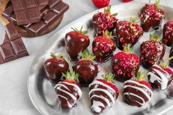 Suklaaseen upotettuja mansikoita romanttiseksi jälkiruoaksi