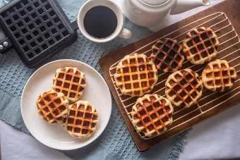 Belgian Waffles thiab Tshuaj yej Sijhawm