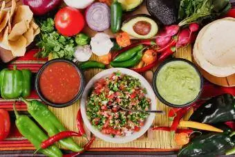 traditsioonilised Mehhiko toidu salsad ja koostisosad