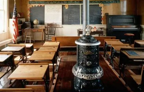 Birourile de școală antice din fier creează o senzație de școală veche